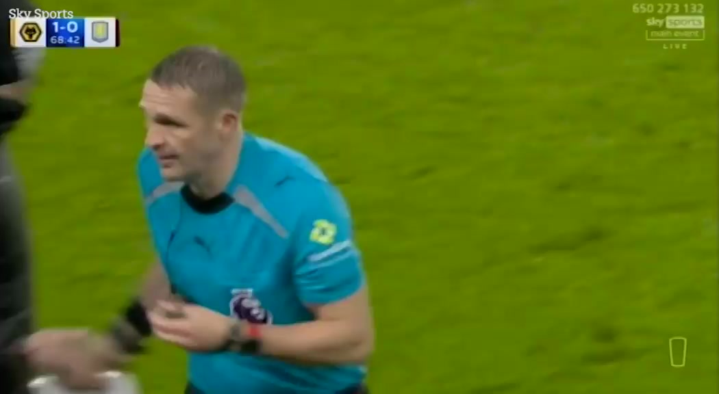 九游娱乐app-人有三急😅狼队vs维拉主裁鲍森临时中断比赛离场，2分钟后返回